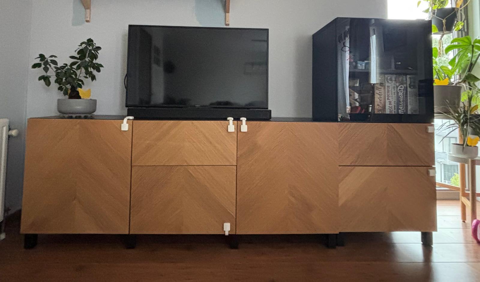 IKEA BESTÅ TV-meubel / Dressoir met HEDEVIKEN fronten, Huis en Inrichting, Kasten | Televisiemeubels, Ophalen, Zo goed als nieuw