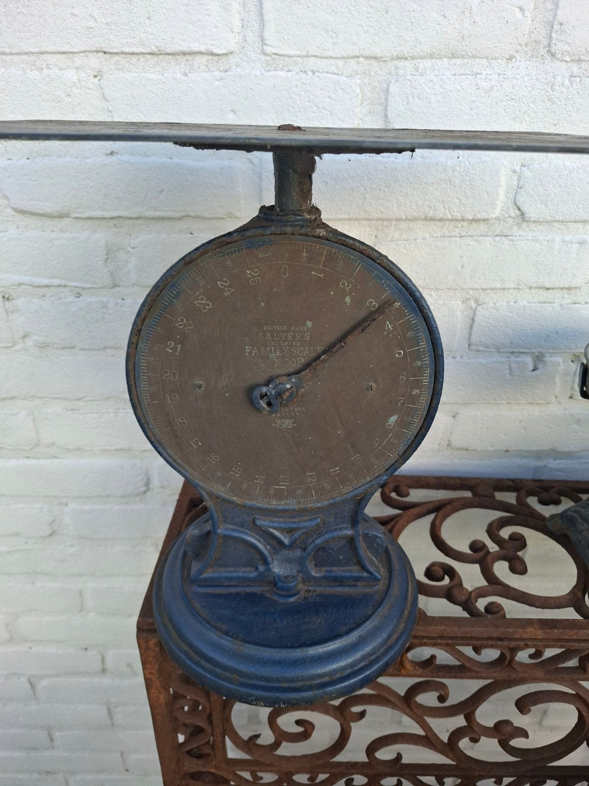 2 Oude Weegschalen: Salter's Family Scale & Balansweegschaal, Ophalen of Verzenden