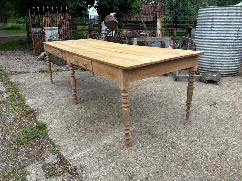 Antieke grote eettafel of oude bakkerij werktafel beukenhout