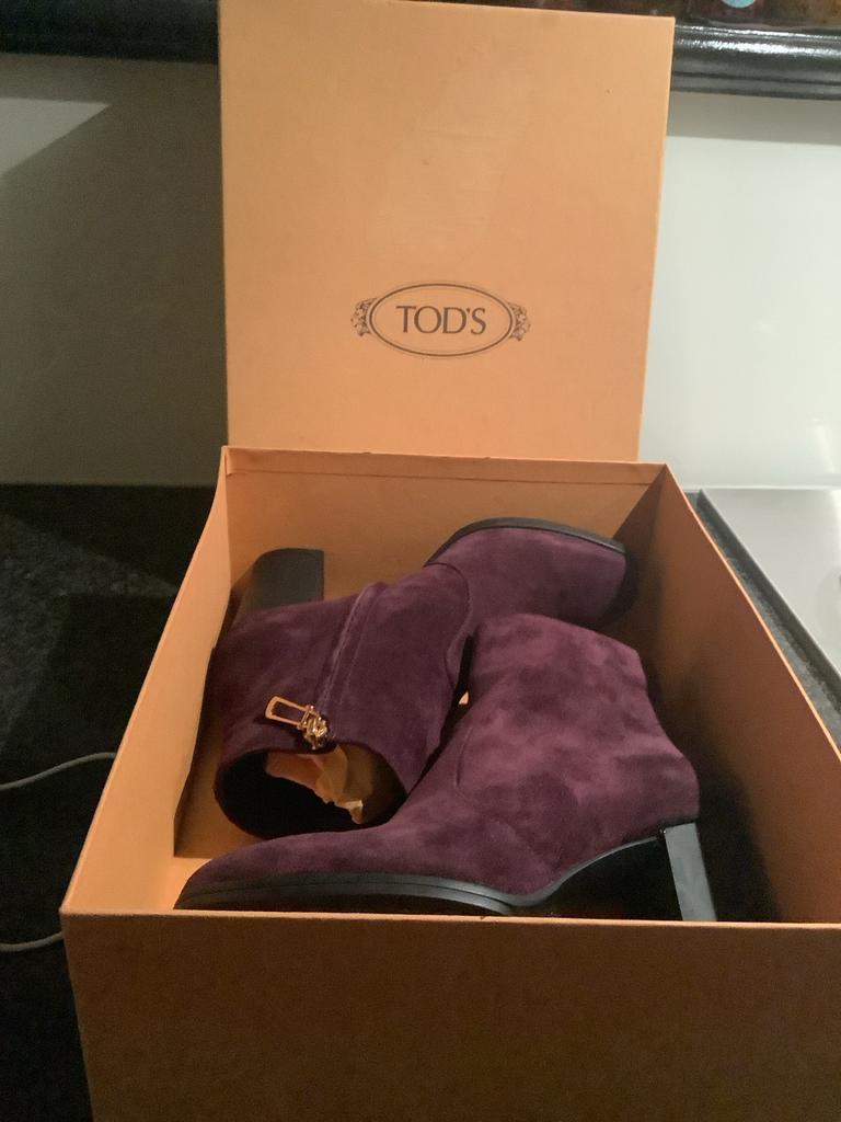 Nieuwe Tod's enkellaarzen aubergine/paars maat 38, Ophalen of Verzenden, Nieuw, Overige kleuren, Lage of Enkellaarzen