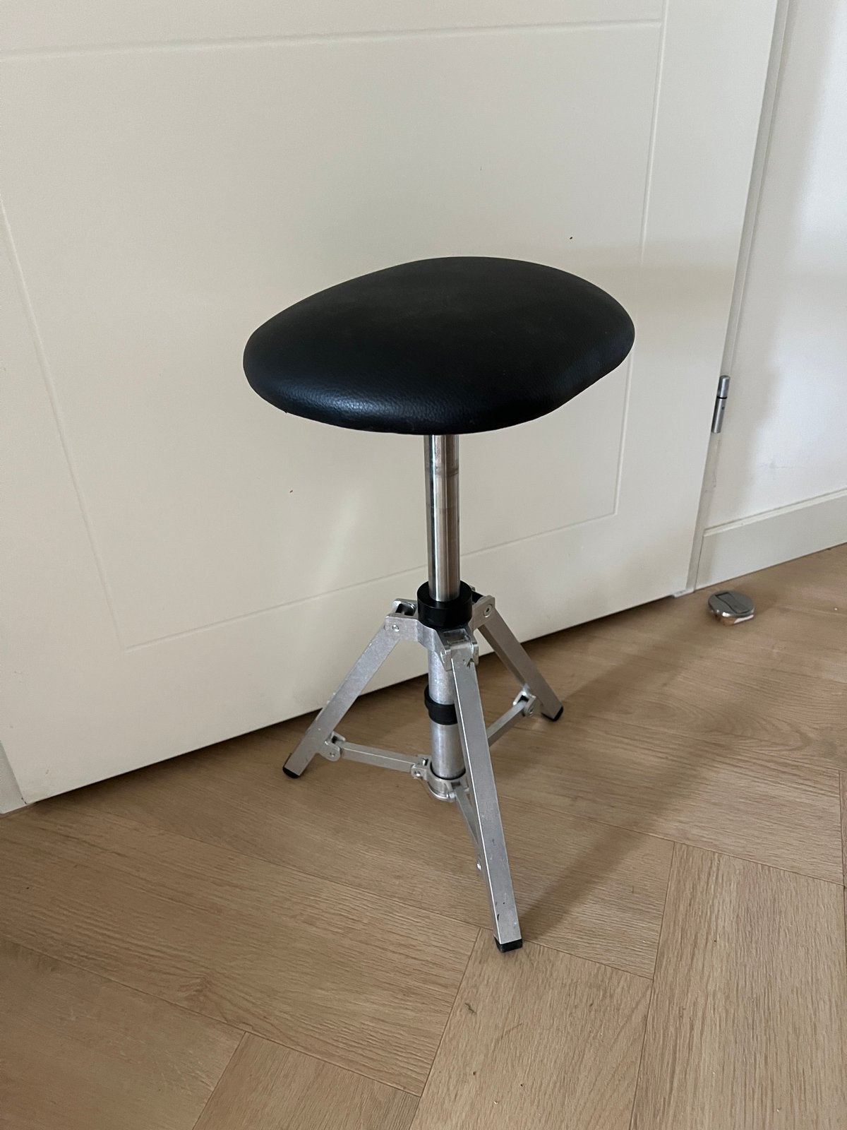 In hoogte verstelbare kruk voor ambulante pedicure / zorg, Ophalen, In hoogte verstelbaar, Zo goed als nieuw, Staal
