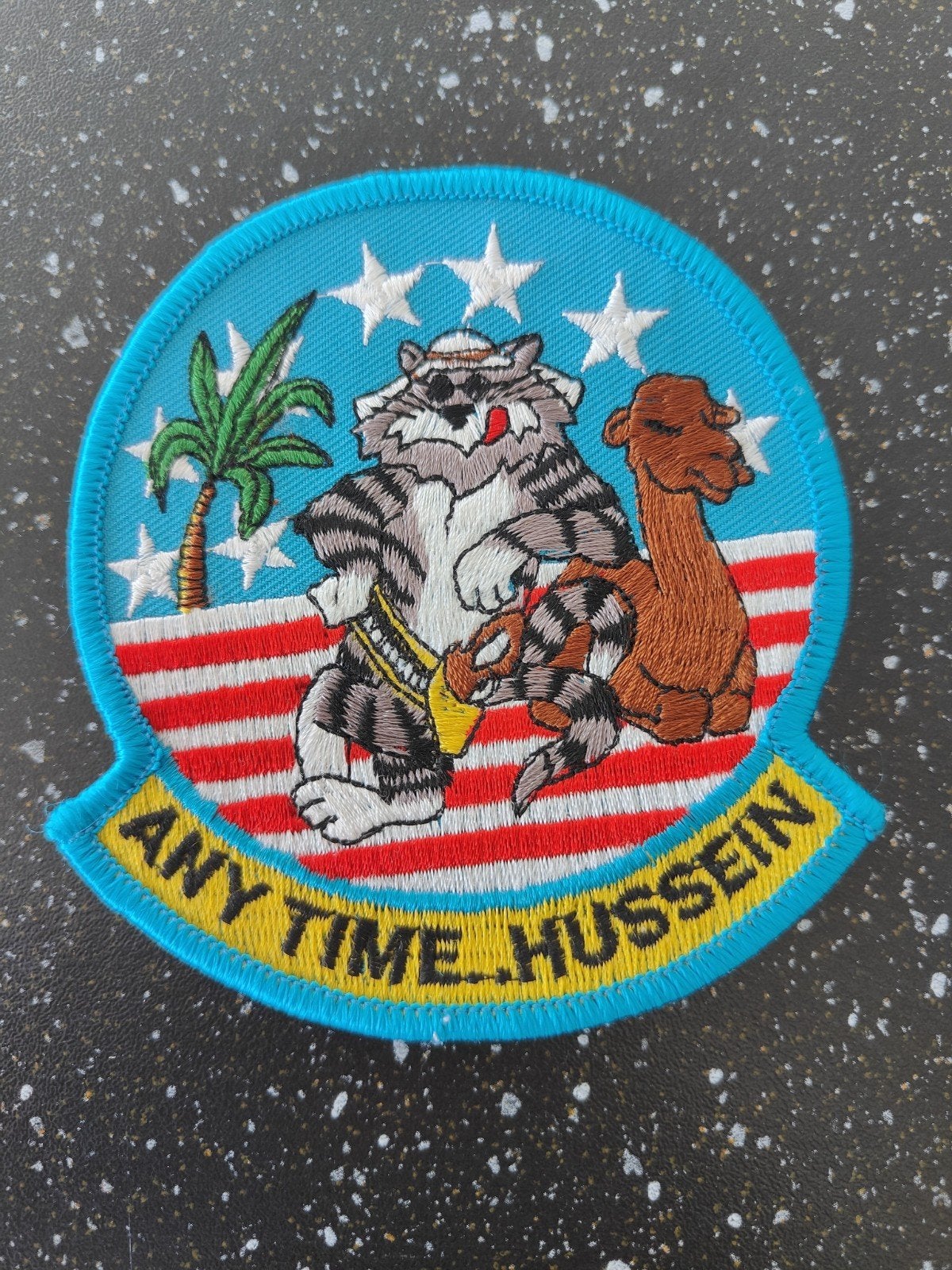 Vintage 'Any Time, Hussein' Patch - Militaire Humor, Ophalen of Verzenden, Patch, Badge of Embleem