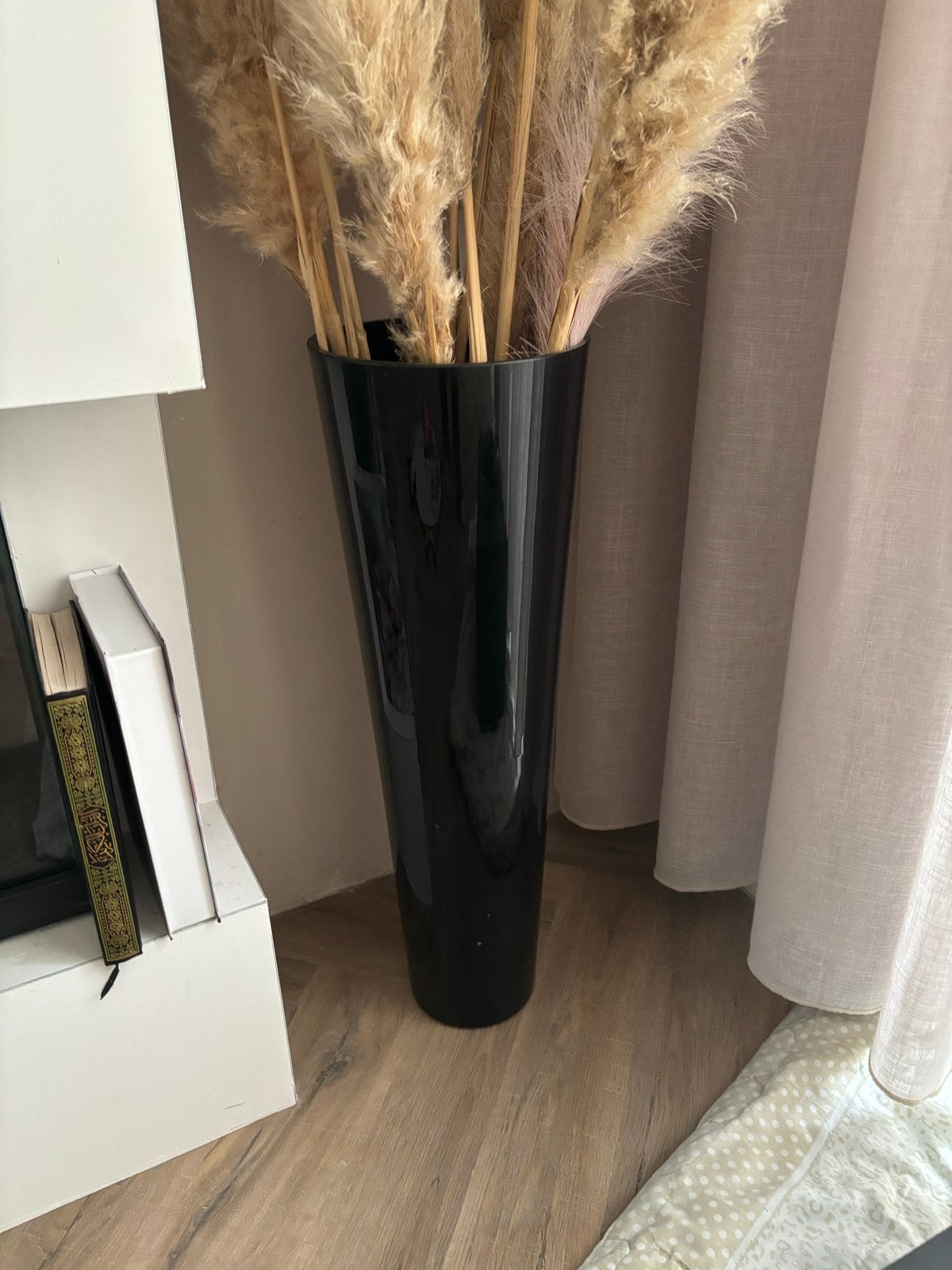 Zwarte vaas 70 cm met gesprayde pluimen, Huis en Inrichting, Ophalen, Overige materialen, Zwart, Inclusief decoratie