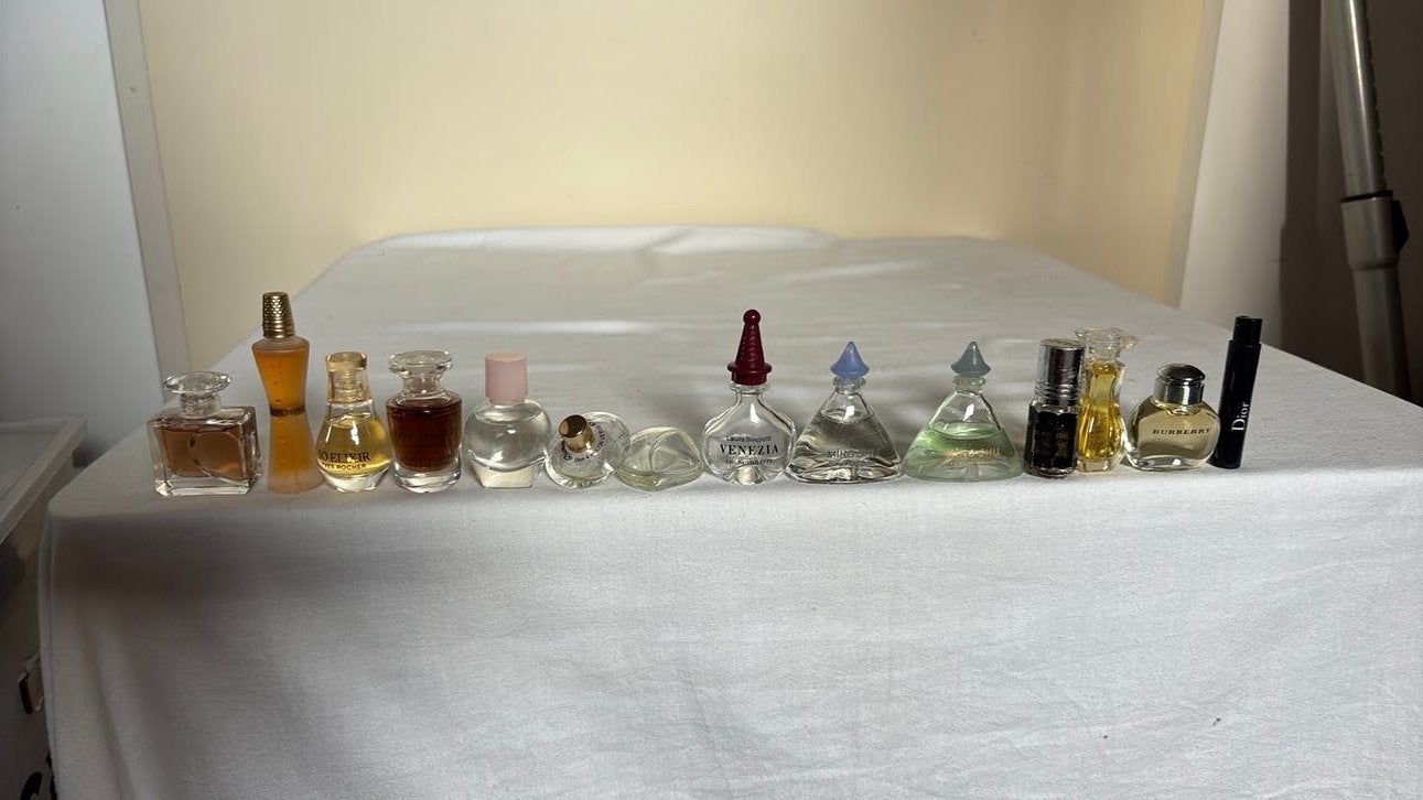 16 Mini flesjes parfum, Ophalen of Verzenden, Zo goed als nieuw, Miniatuur