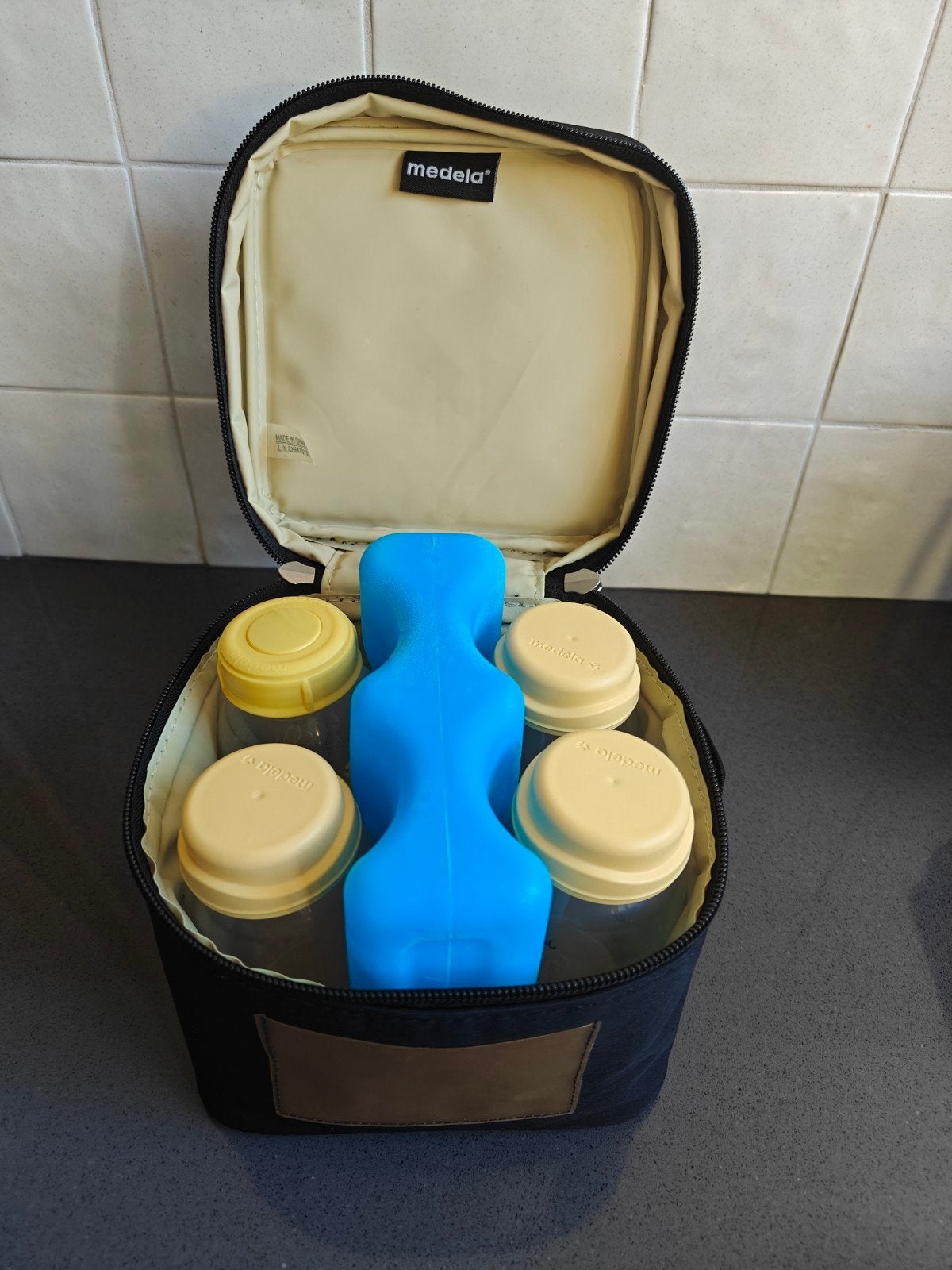 Medela koeltas met 4 flesjes en koelelement, Ophalen of Verzenden, Gebruikt