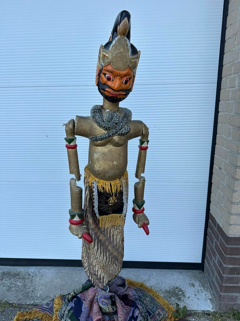 Antieke grote wajang golek pop, Ophalen