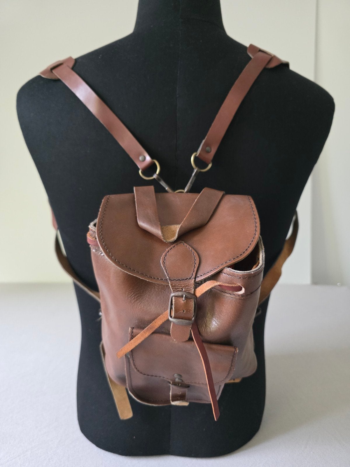 Kleine vintage lederen rugzak bruin handgemaakt 22x22cm, Overige merken, Gebruikt, Minder dan 30 cm, Verzenden