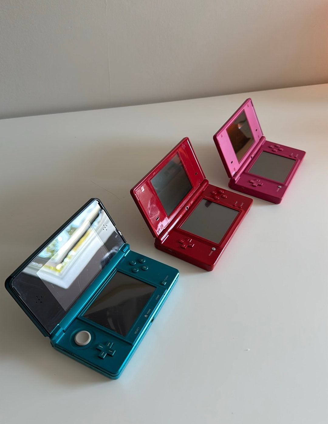 Nintendo 3DS en twee stuks DS Lite met 8 games en oplader, Spelcomputers en Games, Spelcomputers | Nintendo 2DS en 3DS, Overige kleuren