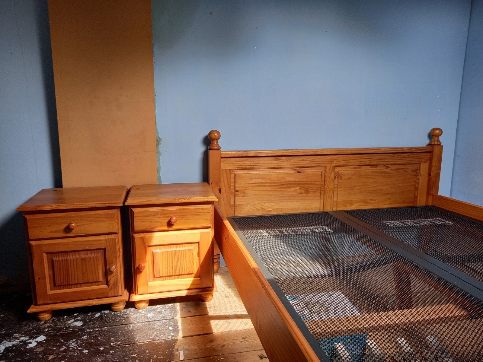 Houten bed met 2 Auping veren matrasbodems en nachtkastjes, Huis en Inrichting, Slaapkamer | Bedden, Ophalen, Gebruikt, Bruin