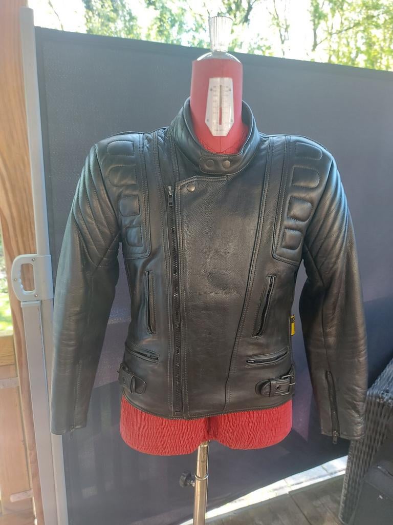 Zwarte leren motorjas voor vrouwen met bescherming maat 52, Motoren, Kleding | Motorkleding, Jas | leer, Ophalen of Verzenden