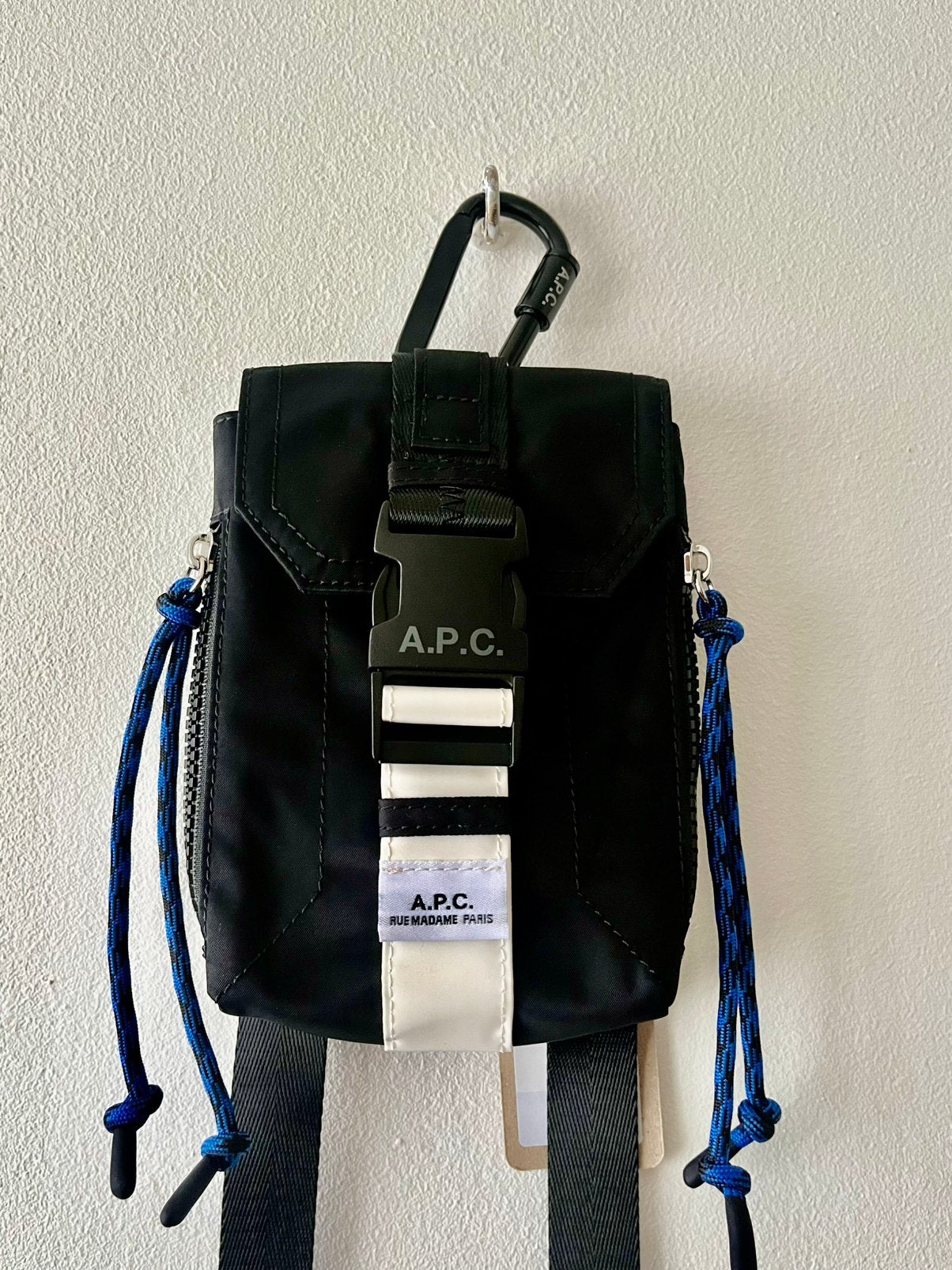 APC crossbody pouch bag trek carabiner outdoor tas new paris, Ophalen of Verzenden, Nieuw, Zwart, Overige merken