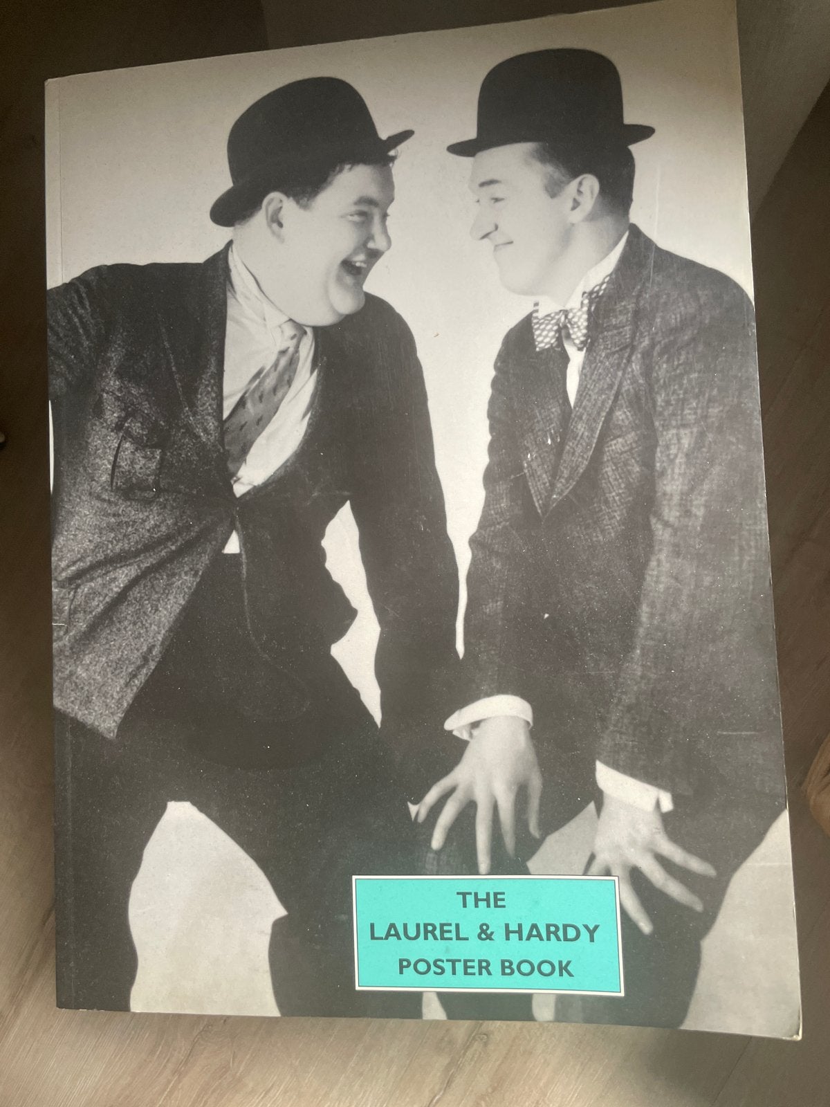 Het Laurel & Hardy Poster Boek - Klassieke Film Posterc, Ophalen of Verzenden, Gelezen, Filmspecifiek