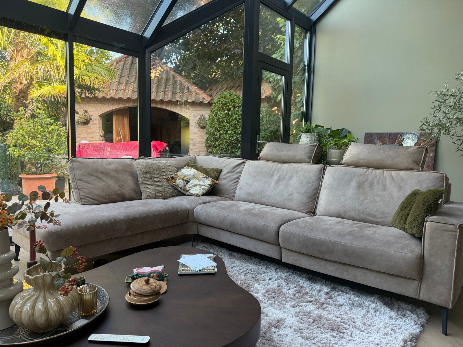 Mooie taupe hoekbank met chaise longue en relaxfunctie, 250 tot 300 cm, Gebruikt, Hoekbank, 75 tot 100 cm