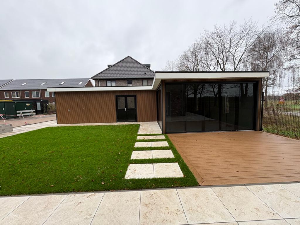 Foto 2 van Luxe Tuinkamer met Overkapping en Glazen Schuifwanden