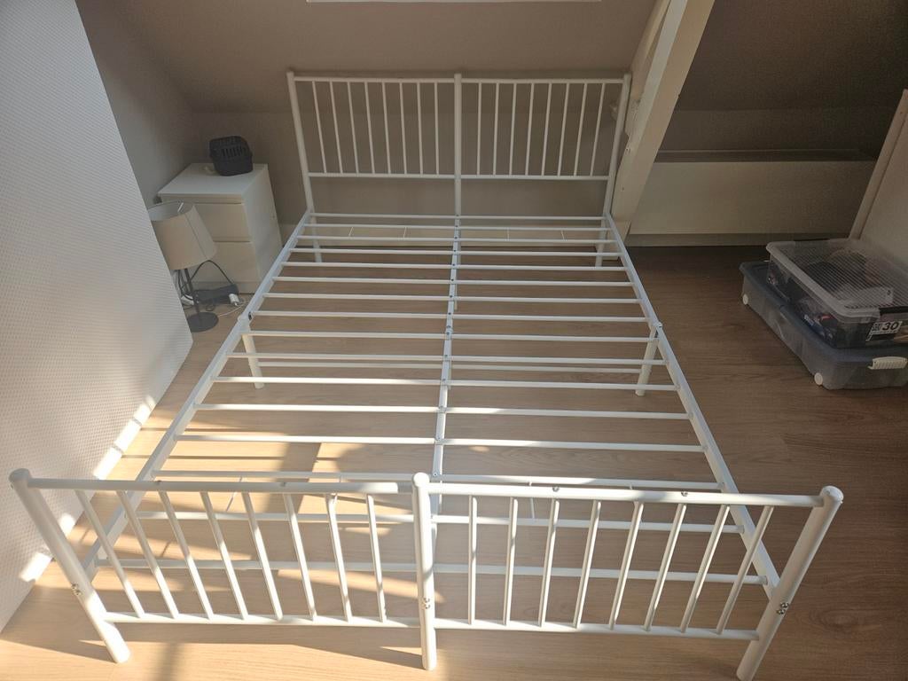 Bed. Metal frame. Mattress from IKEA., Huis en Inrichting, Slaapkamer | Bedden, Ophalen, Wit, Tweepersoons, 140 cm
