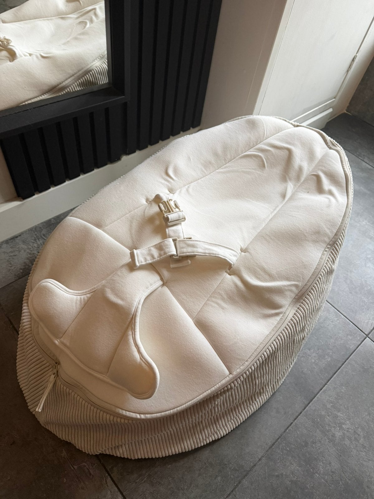 Comfortabele baby zitzak met veiligheidsgordel, Kinderen en Baby's, Ophalen, Zo goed als nieuw