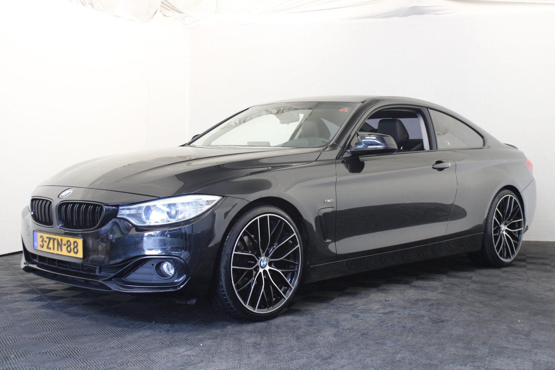BMW 4 Serie Coupé 420i High Executive (bj 2015), Auto's, Achterwielaandrijving, Gebruikt, 4 stoelen, Zwart