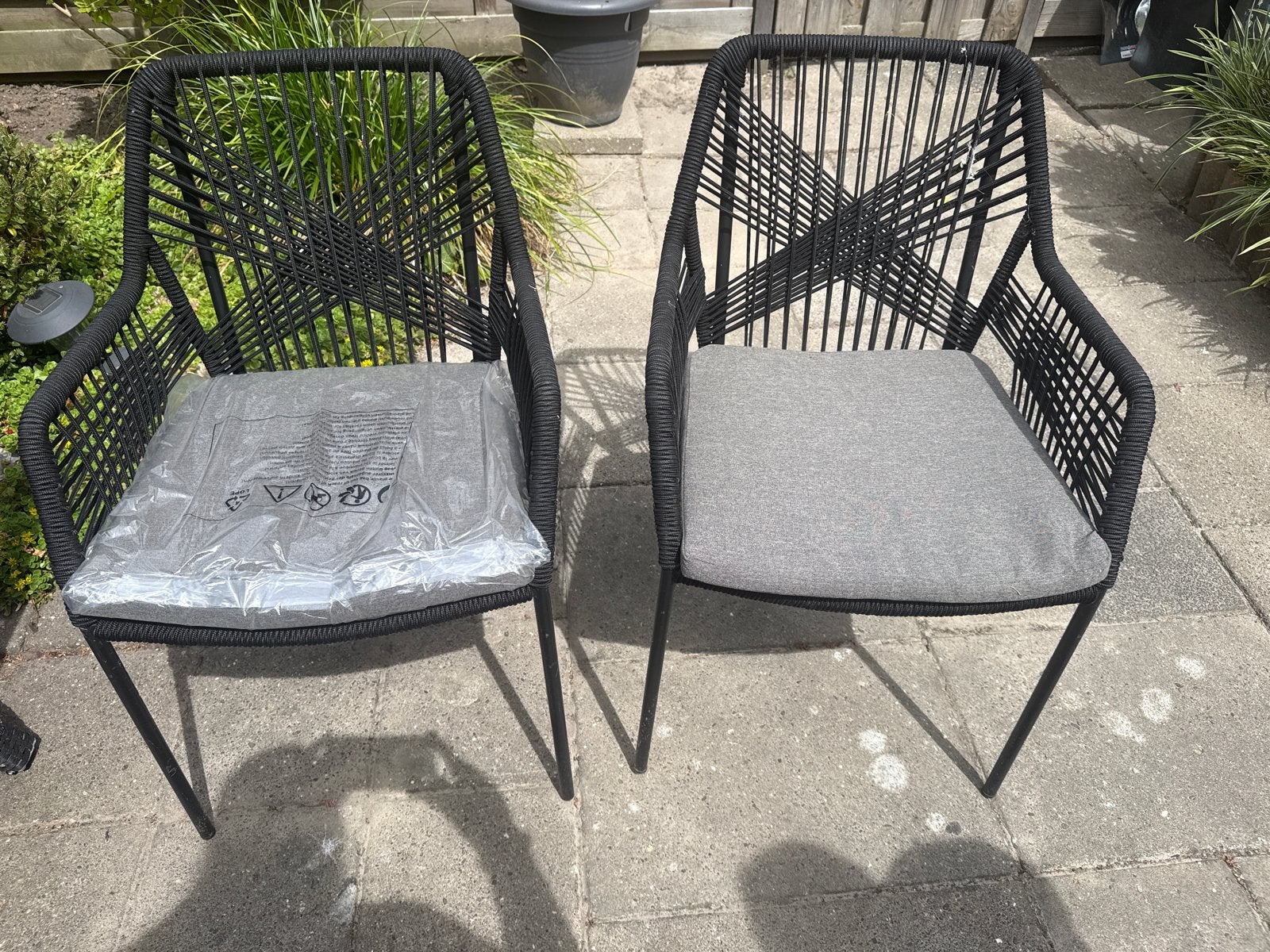Set van 2 zwarte tuinstoelen met kussens, Huis en Inrichting, Stoelen, Ophalen, Kunststof, Twee, Zwart
