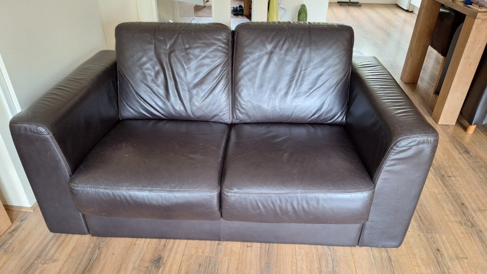 Tweezitsbank donkerbruin leer, Ophalen, Gebruikt, 150 tot 200 cm, Tweepersoons