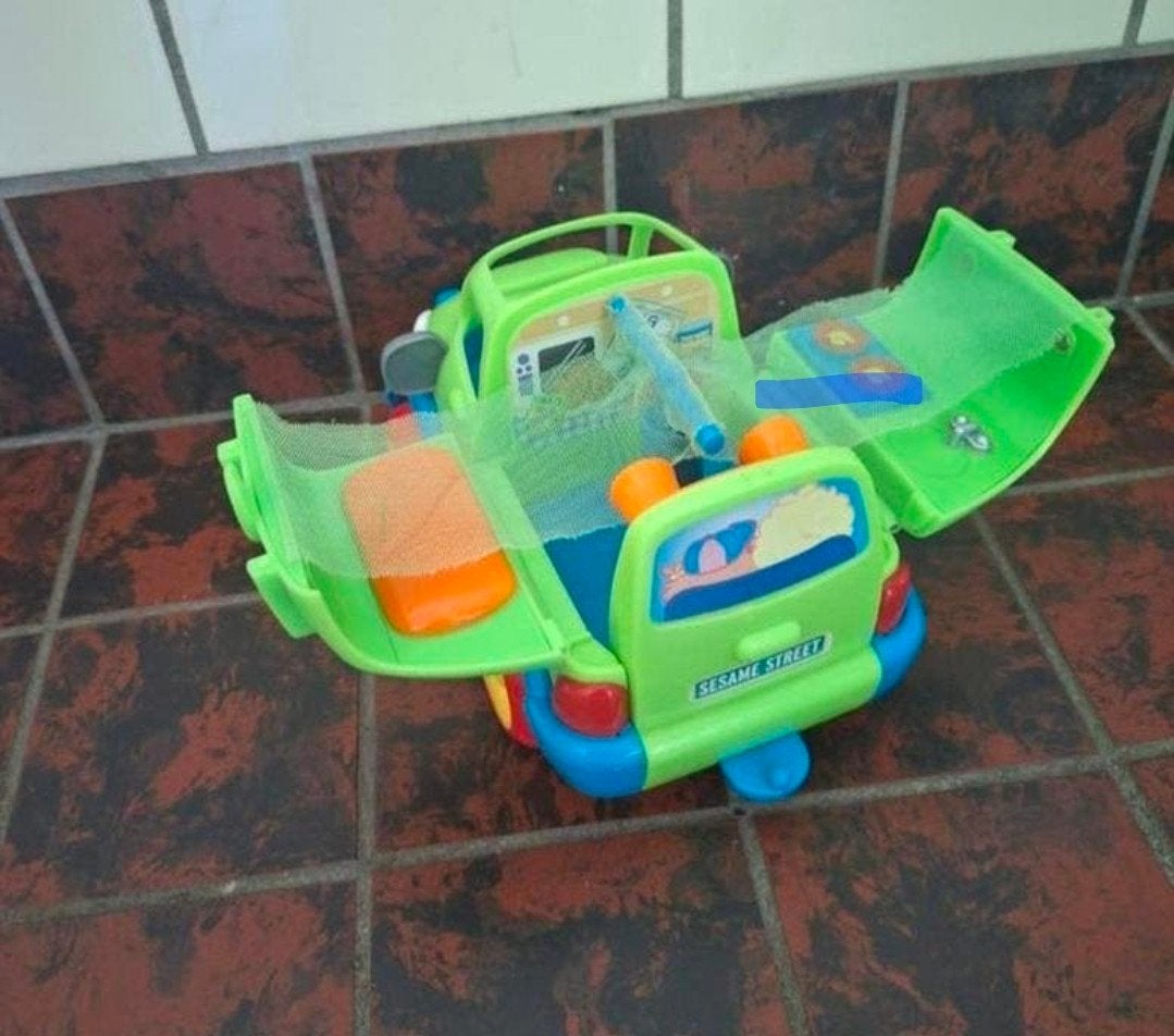Sesamstraat speelgoedauto met uitklapbare speelset, Ophalen of Verzenden, Zo goed als nieuw