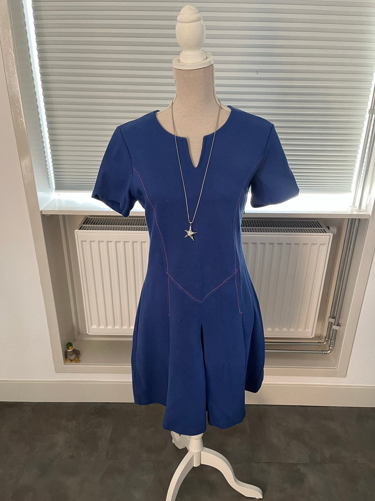 Blauwe jurk met roze stiksels - Maat L, Kleding | Dames, Blauw, Maat 42/44 (L), Ophalen of Verzenden, Zo goed als nieuw