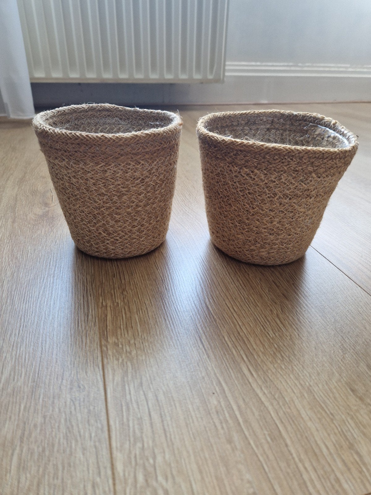 Twee gevlochten bloempotten - ideaal voor binnen, Tuin en Terras, Bloempotten, Overige materialen, Gebruikt, Rond, Binnen