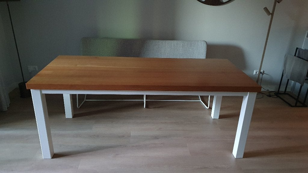Eiken eettafel met witte poten