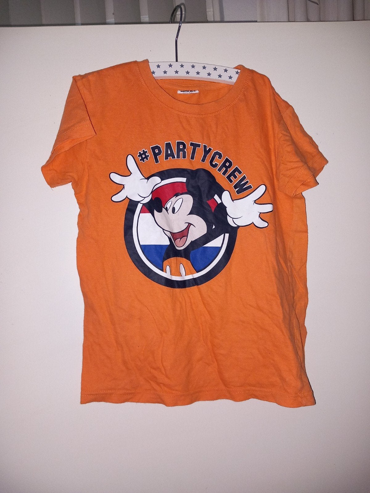 Oranje t shirt Mickey Mouse 128/134, Ophalen of Verzenden, Zo goed als nieuw, Jongen of Meisje, Shirt of Longsleeve