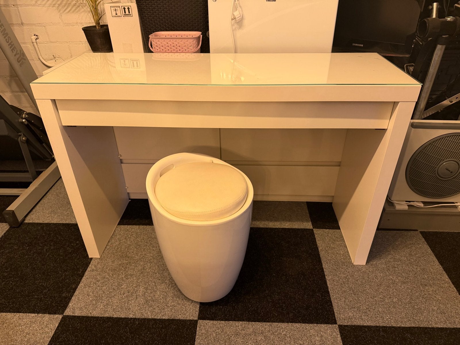 GRATIS make-up tafel met glazen blad en bijpassende kruk, Ophalen, Opbergruimte, Gebruikt, Overige merken