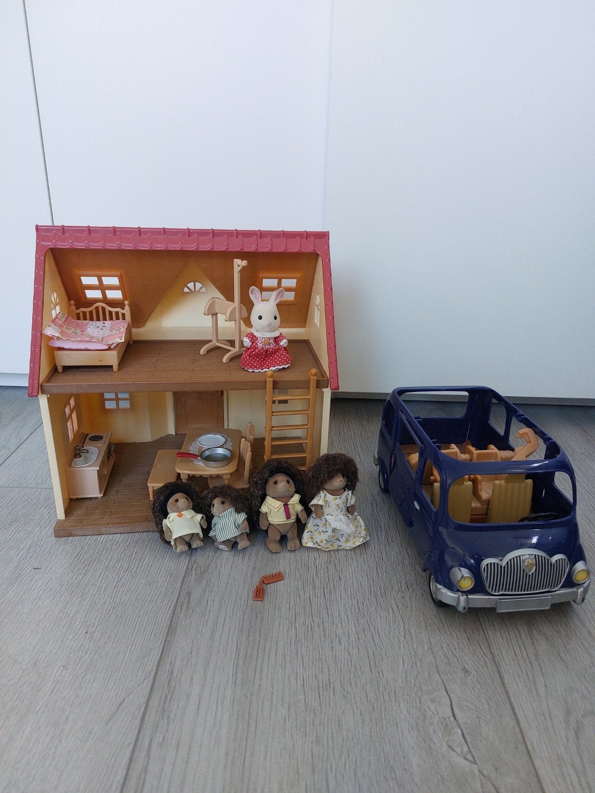 Sylvanian Families Poppenhuis, Auto en Egel Familie, Ophalen of Verzenden, Gebruikt, Poppenhuis