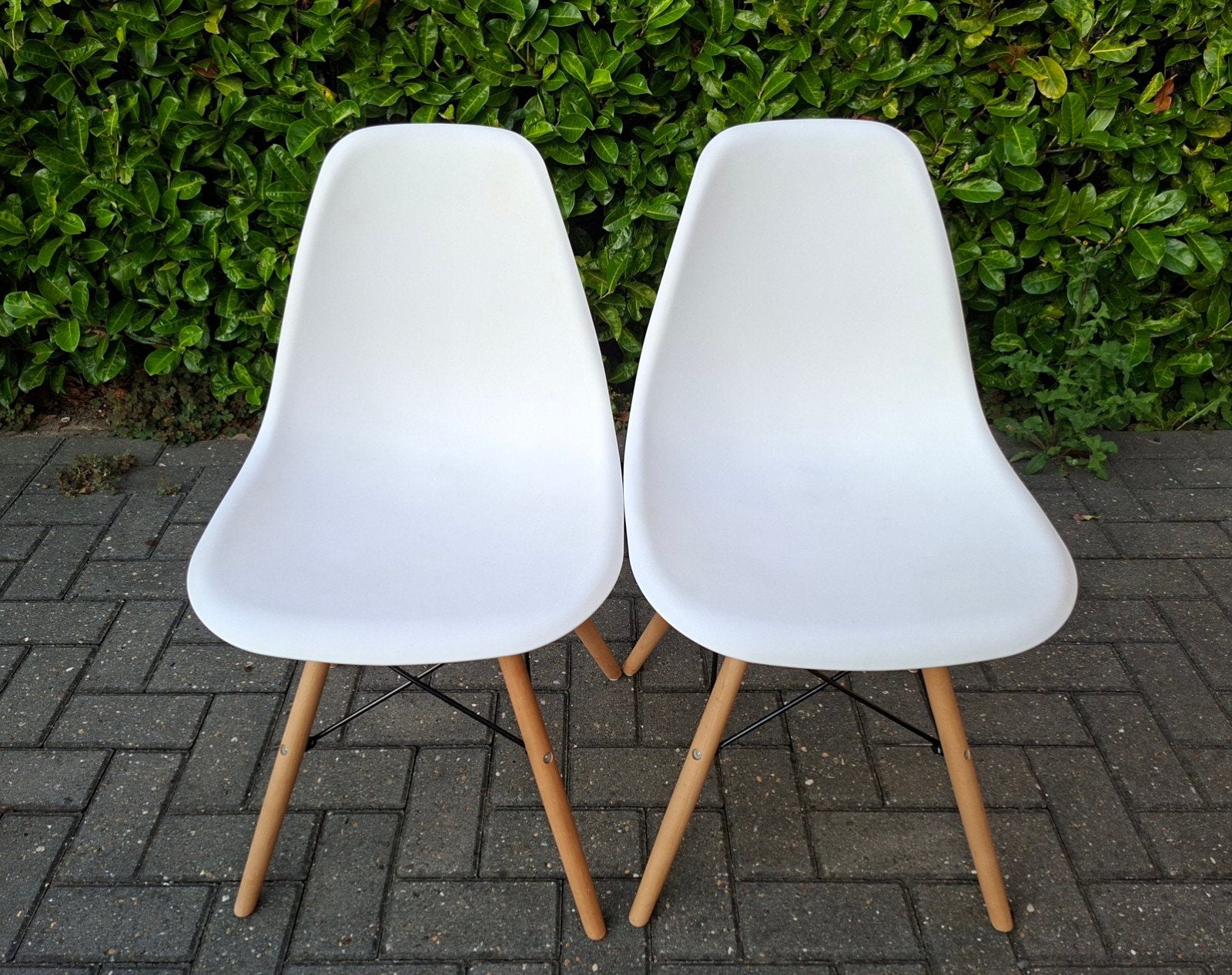 2 Witte Eames Stijl Stoelen, Huis en Inrichting, Stoelen, Ophalen, Twee, Wit, Modern, Eames-stijl