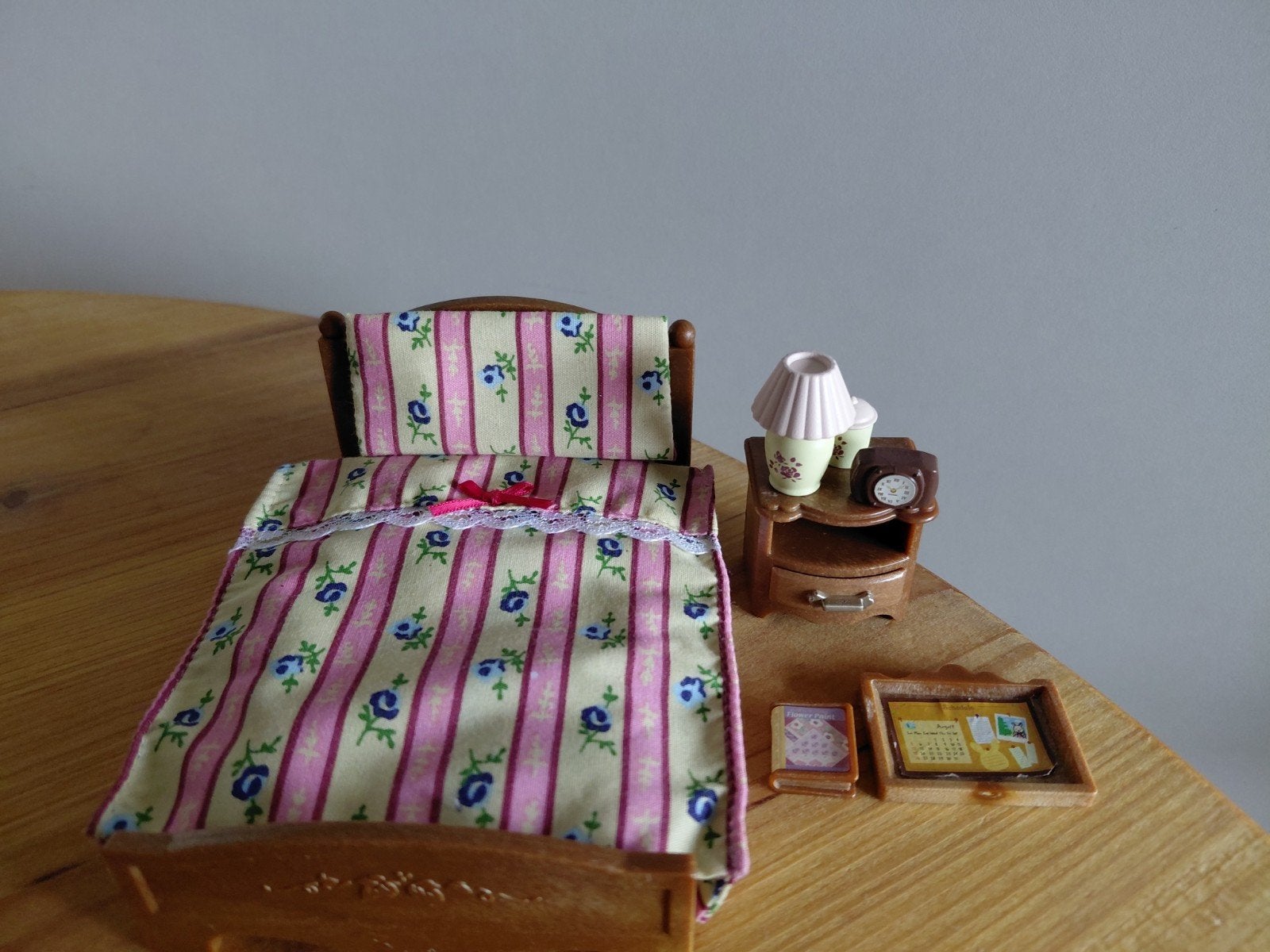 Sylvanian Families groot bed/nachtkastje, Ophalen of Verzenden, Zo goed als nieuw, Toebehoren