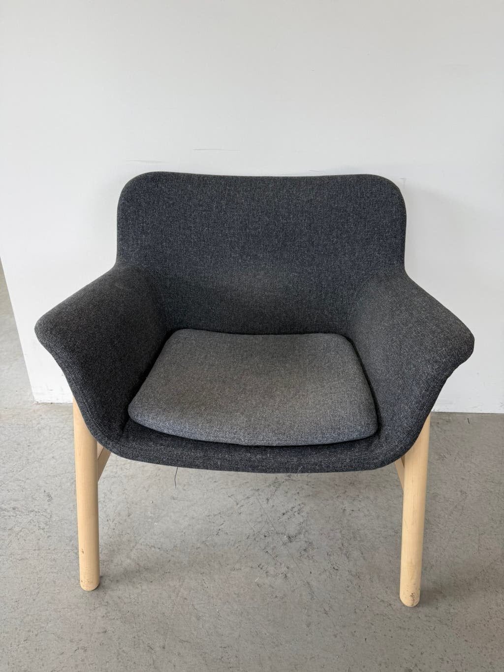 lounge stoel zwarte stof met natuurlijk hout onderstel, Huis en Inrichting, Fauteuils, 75 tot 100 cm, Ophalen of Verzenden, Zo goed als nieuw