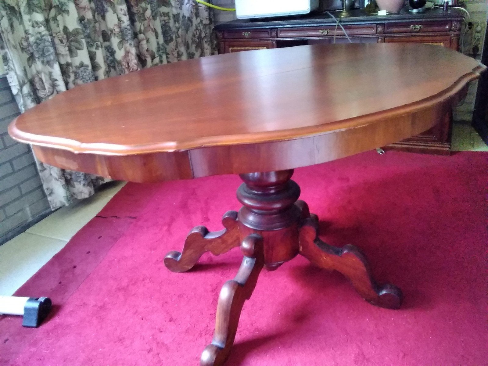 Een ovale mahoniehouten eettafel, Ophalen