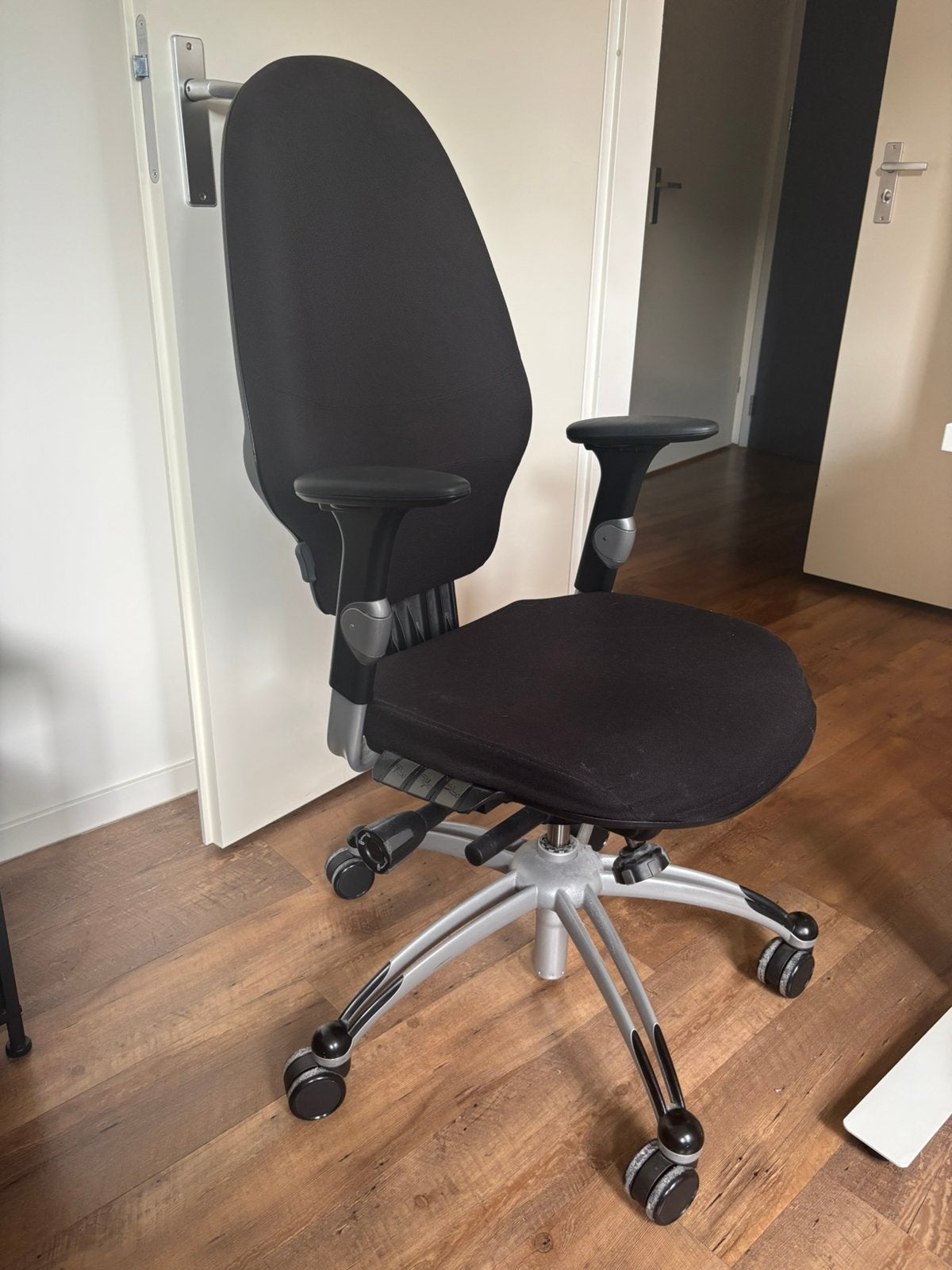 Ergonomische bureaustoel – verstelbaar, Ophalen, Gebruikt, Zwart