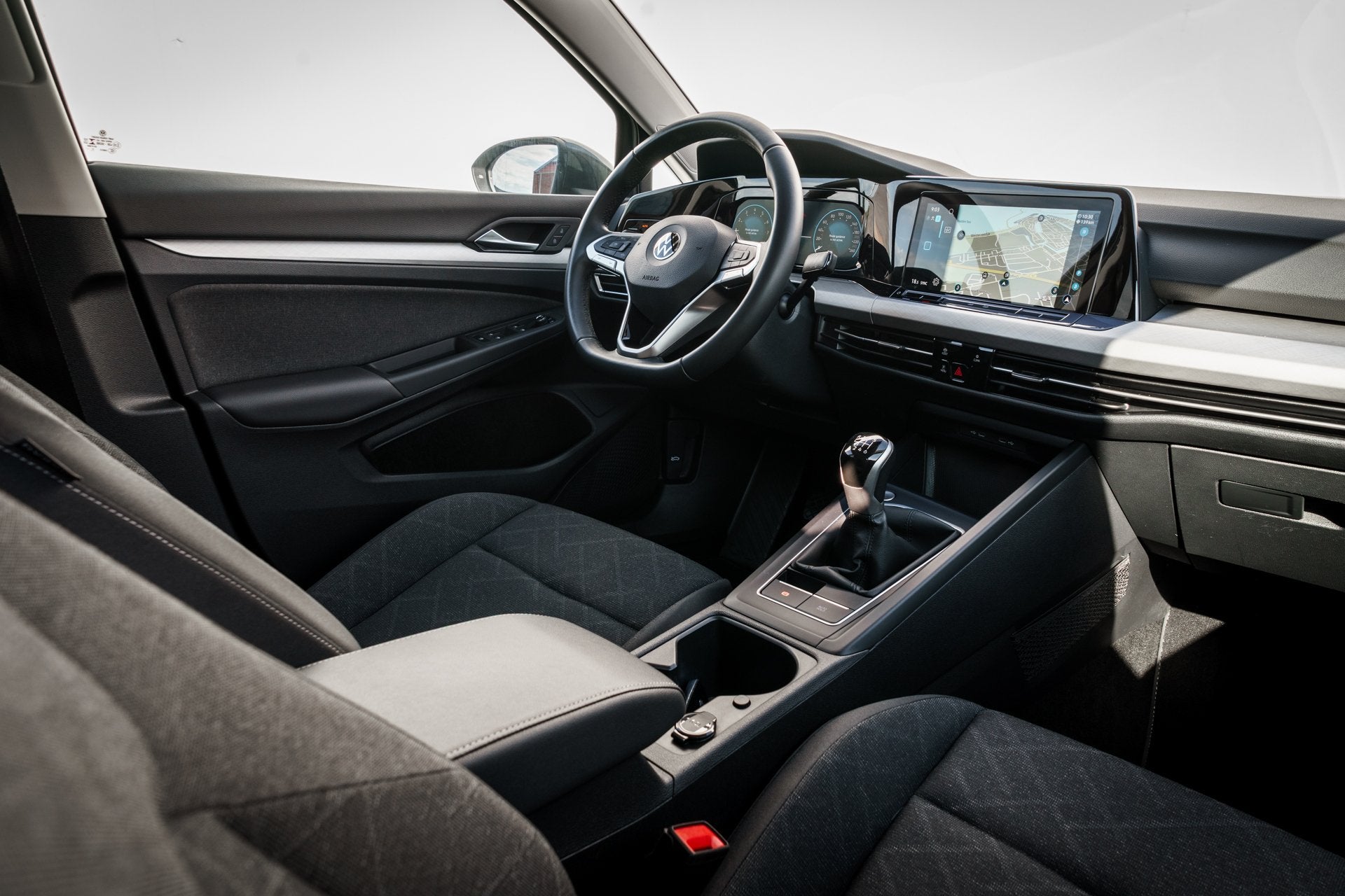 Volkswagen Golf 8 1.0 TSI 110 PK Life | 61 Dkm | 5 Drs | Ned, Stof, Gebruikt, Met garantie (alle), 620 kg