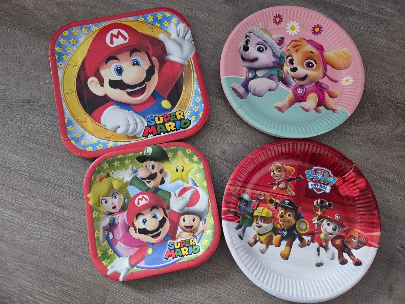 Gratis af te halen: Verjaardagsbordjes Paw Patrol en Mario, Hobby en Vrije tijd, Feestartikelen, Ophalen