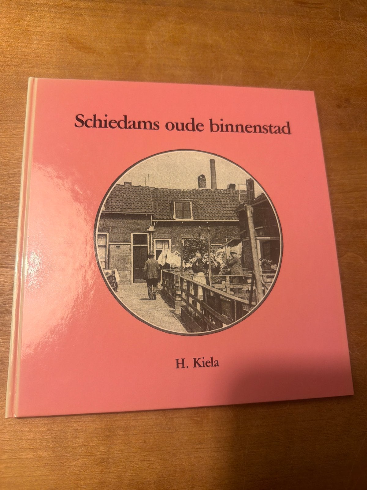 Schiedams oude binnenstad - H. Kiela, Boeken, Ophalen of Verzenden, 20e eeuw of later, Gelezen