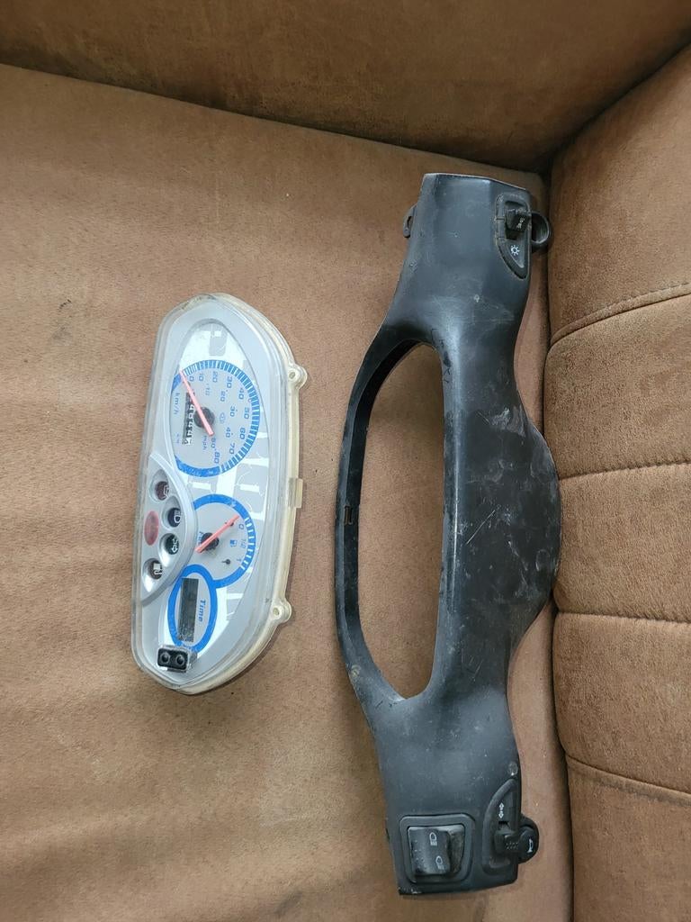 Gilera/Piaggio/Puch Typhoon Dashboard Kap met KM Teller, Fietsen en Brommers, Brommeronderdelen | Scooters, Ophalen of Verzenden