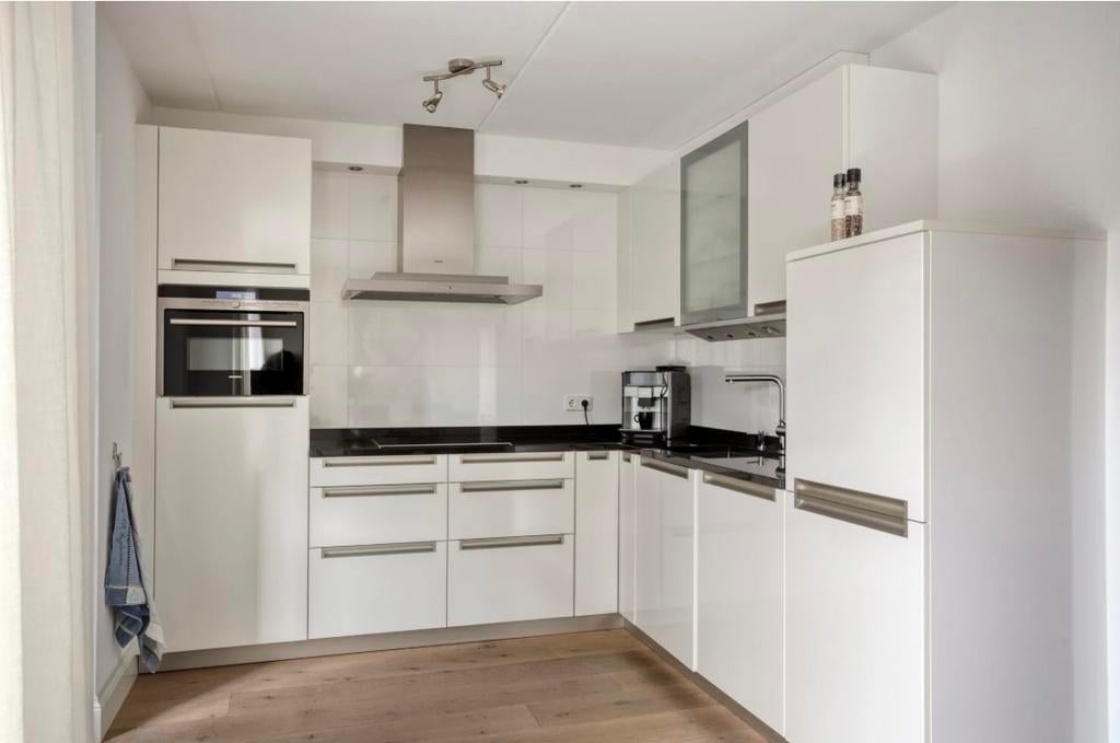 Moderne L-vormige hoogglans witte keuken incl. Bijkeuken, Ophalen, Wit, Hoekkeuken, Graniet of Steen