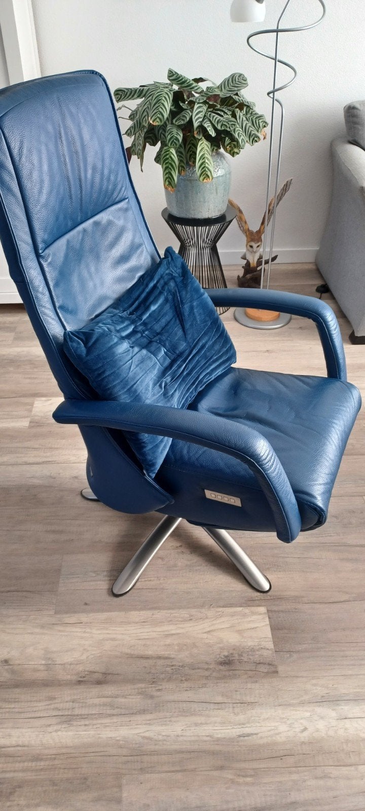Blauwe fauteuil , ronddraaiend, Ophalen, Gebruikt, Leer, Modern