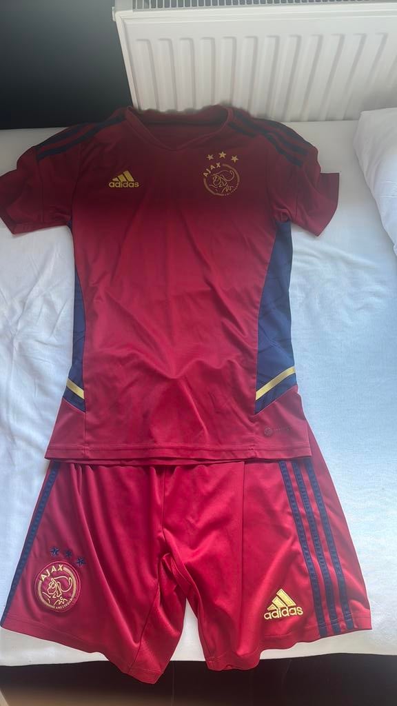 Ajax traingsset 2022-2023. Rood. GEEN NAMAAK., Verzamelen, Sportartikelen en Voetbal, Ophalen, Zo goed als nieuw, Ajax, Shirt