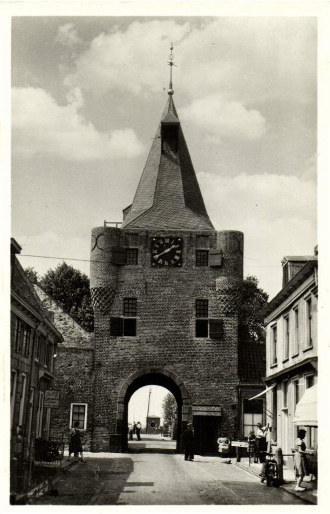 Elburg, Vispoort - volk - 1955 gelopen, Verzamelen, Ansichtkaarten | Nederland, Ophalen of Verzenden, 1940 tot 1960, Gelopen, Gelderland