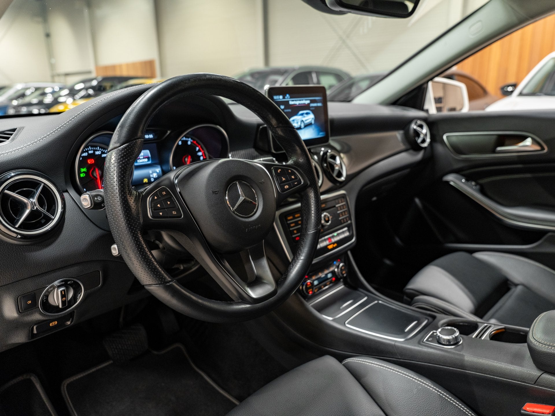 Mercedes-Benz GLA-klasse 200 AMG AUT, Facelift, Voll Led, Na, Gebruikt, Zwart, Parkeerassistent, Wit