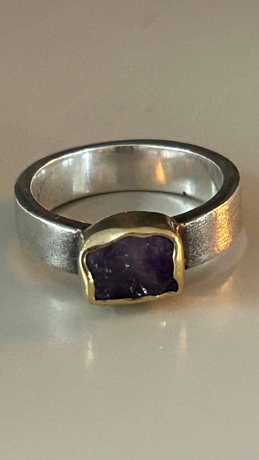 925 zilveren ring met ruwe amethist in 18 karaat goud, Ophalen, Zo goed als nieuw, 17 tot 18, Dame