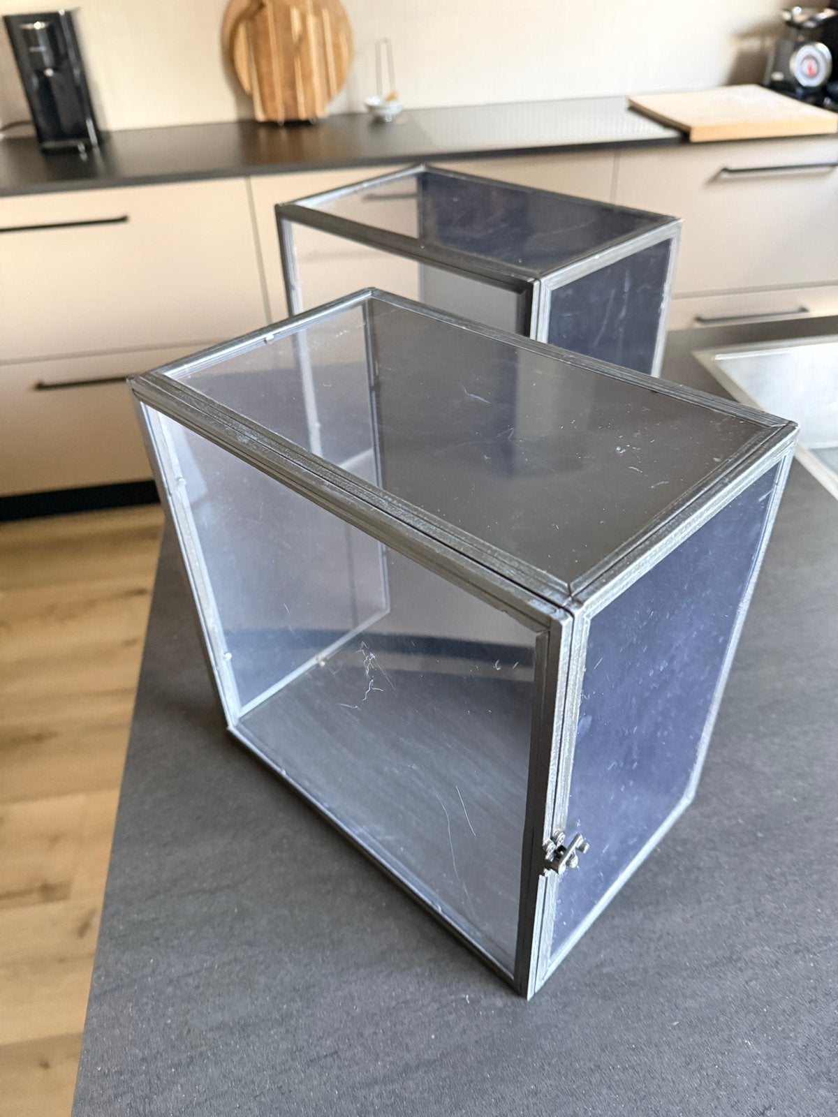 IKEA BARKHYTTAN Vitrinekast / Displaybox - Zwart Metaal & Gl, Ophalen, Minder dan 50 cm, Gebruikt, Glas