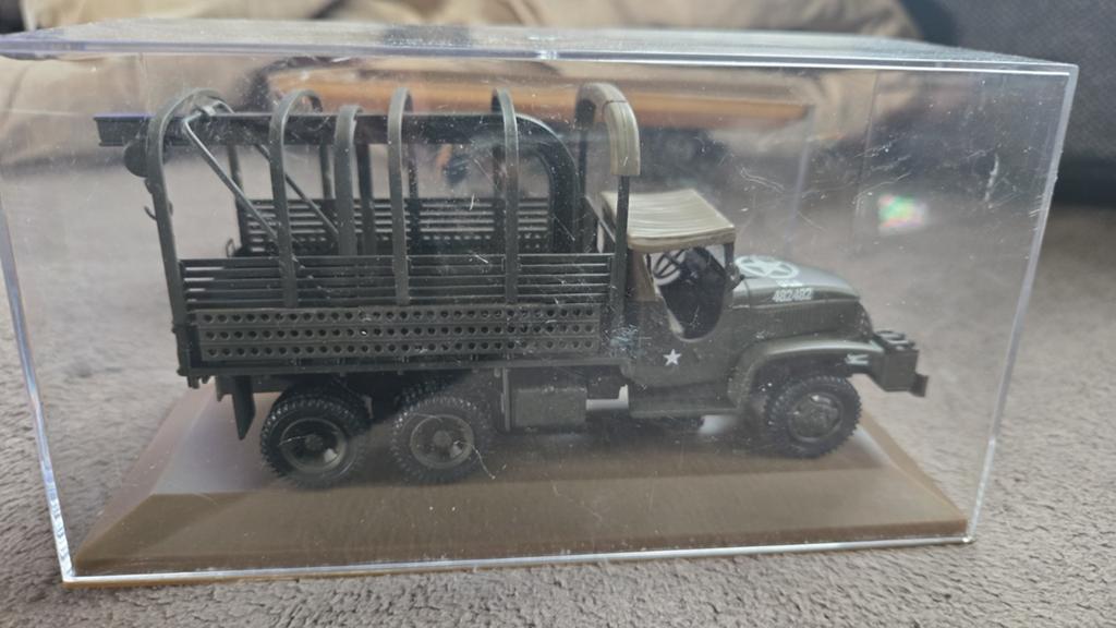GMC CCKW 353 Legertruck Model in Vitrine, Hobby en Vrije tijd, Modelbouw | Auto's en Voertuigen, Ophalen of Verzenden