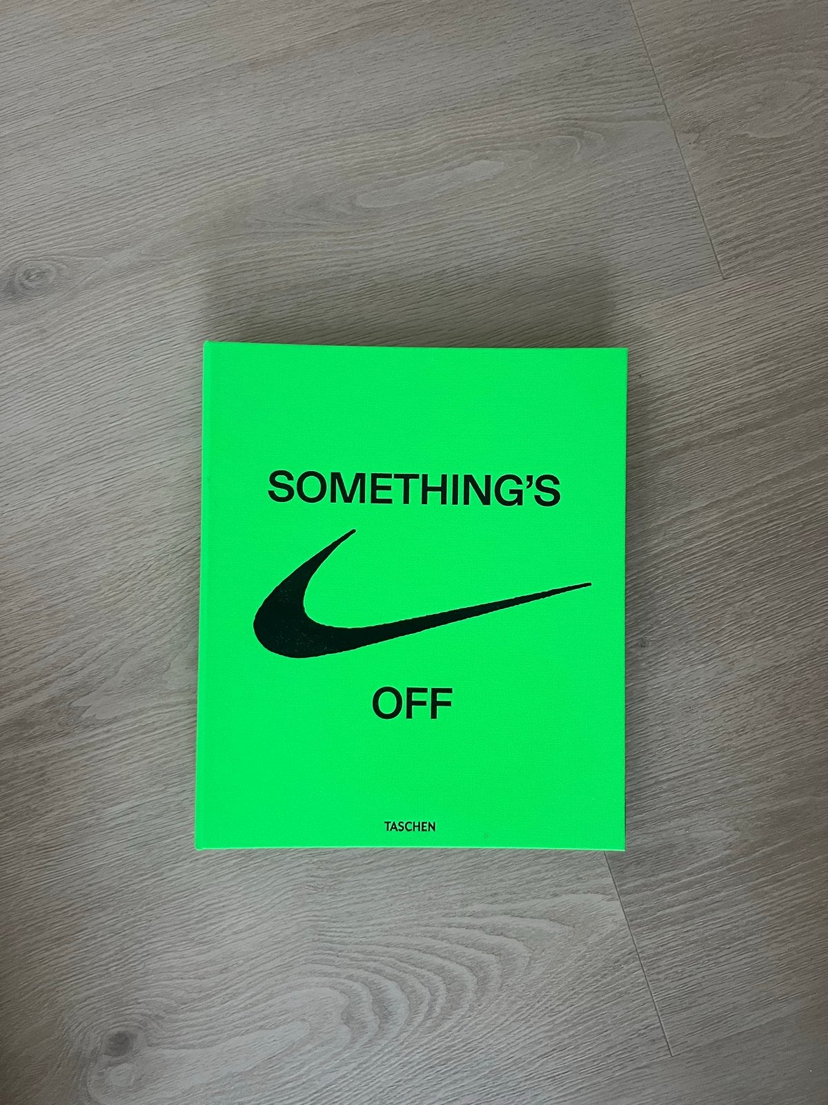 Virgil Abloh x Nike ICONS "Something's Off" Boek, Ophalen of Verzenden, Zo goed als nieuw, Europa overig