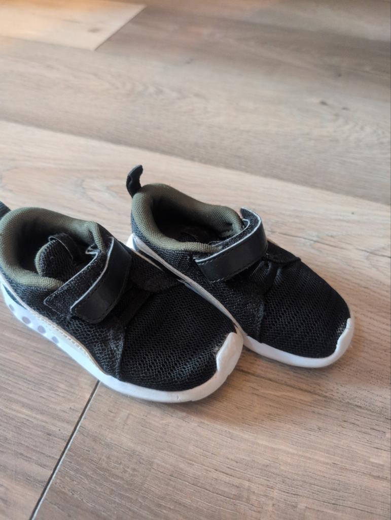 Puma kinder schoenen maat 23, Kinderen en Baby's, Kinderkleding | Schoenen en Sokken, Gebruikt, Jongen of Meisje, Puma, Schoenen