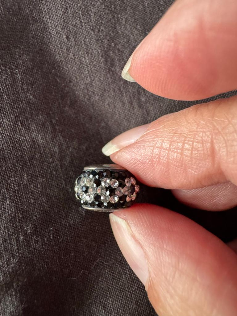 Pandora bedel met zwarte en witte strass steentjes, Gebruikt, Pandora, Ophalen of Verzenden, 1 bedel